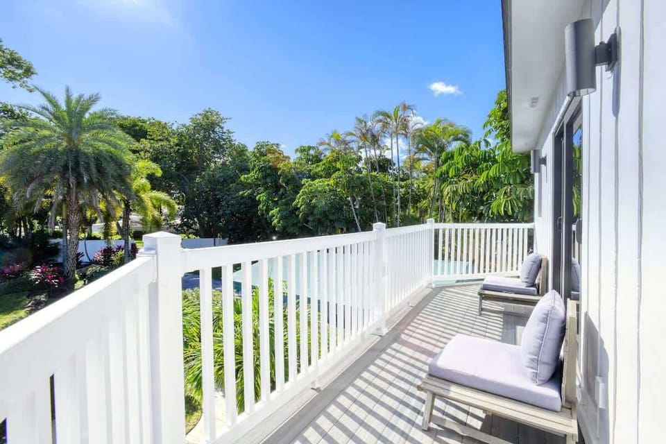 House 1: Upstairs balcony overlooking the pool
