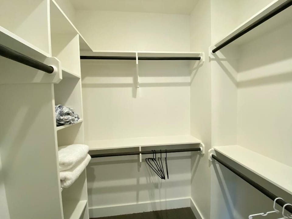 Bedroom 4 Walk-in closet