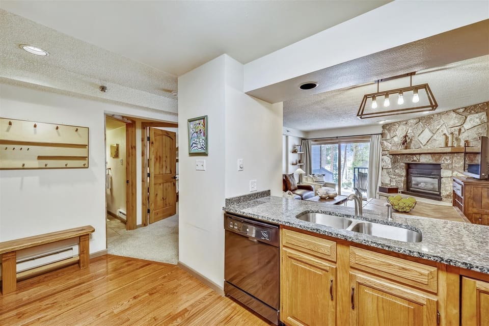 Kitchen, Atrium 003, Breckenridge Vacation Rental