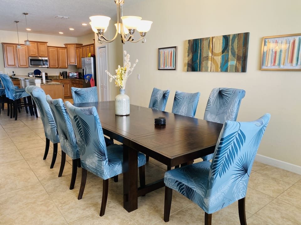 Spacious dinning room & fully equipped kitchen