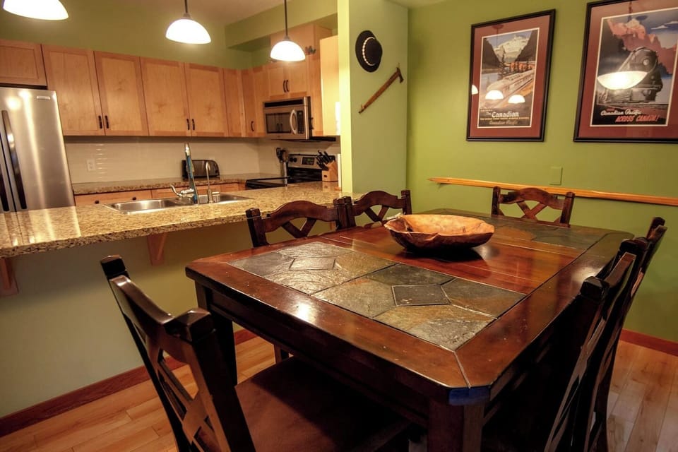 Dining set for 6, breakfast bar.  