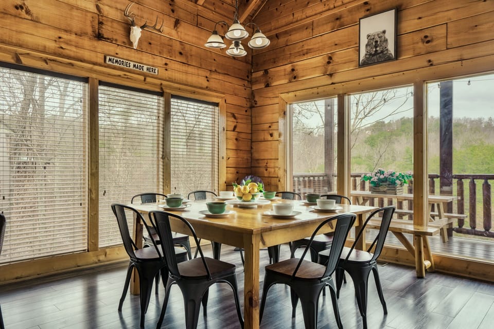 The dining table can comfortable fit 8 guests.