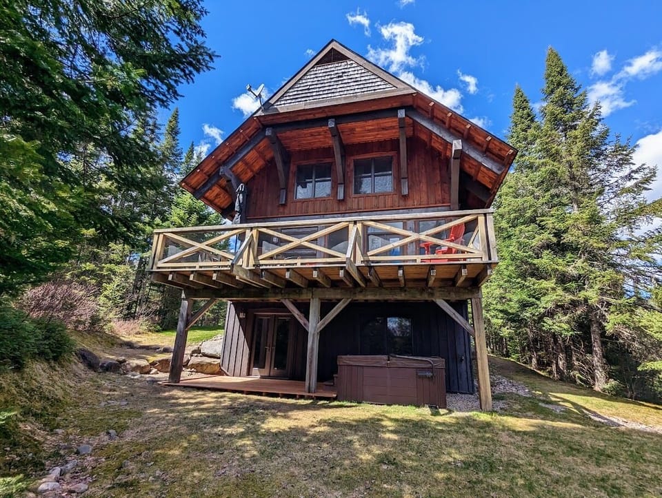 Chalet Louie Exetrior Summertime view with hot tub