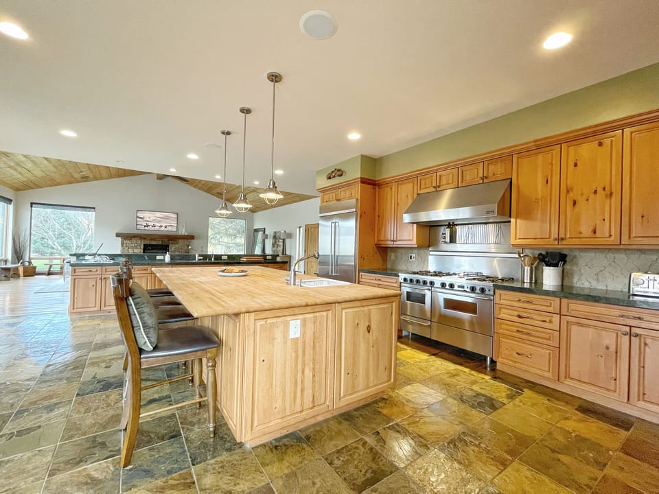 Top-of-line appliances, Ninja slow cooker, blenders & all cooking gadgets