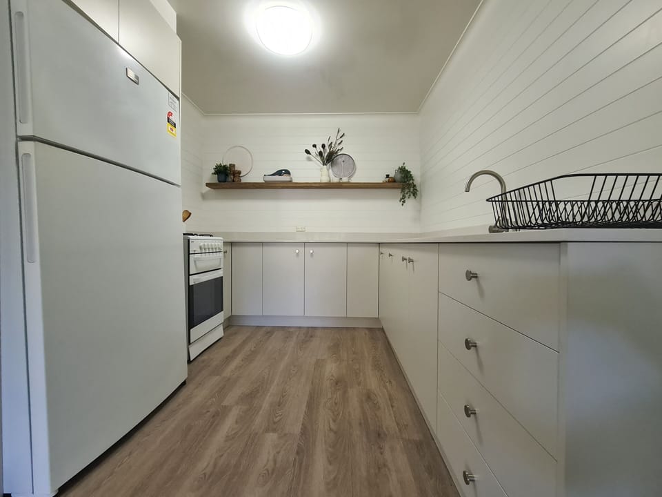 Fully equipped kitchen with gas oven/grill & stovetop