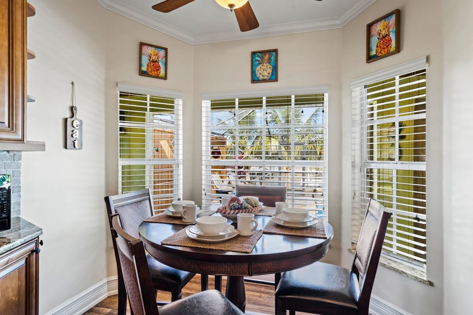 Breakfast nook/dining area