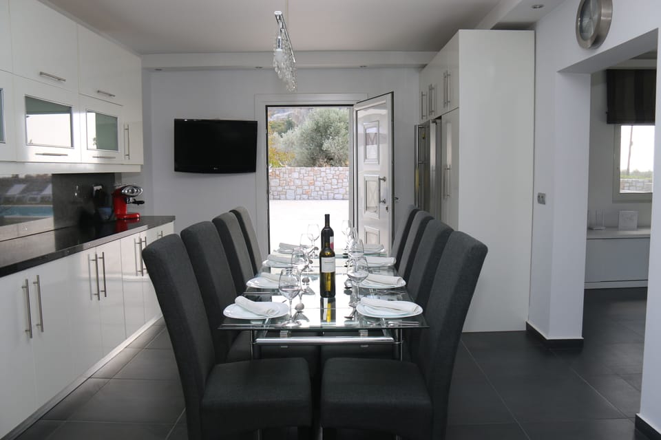 Kitchen - dining for 8 people 