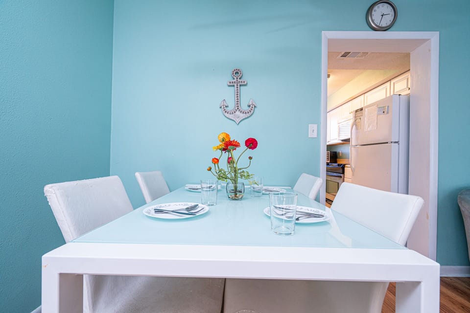 Dining Area: Bright turquoise walls and playful seating create the perfect backdrop for unforgettable meals!