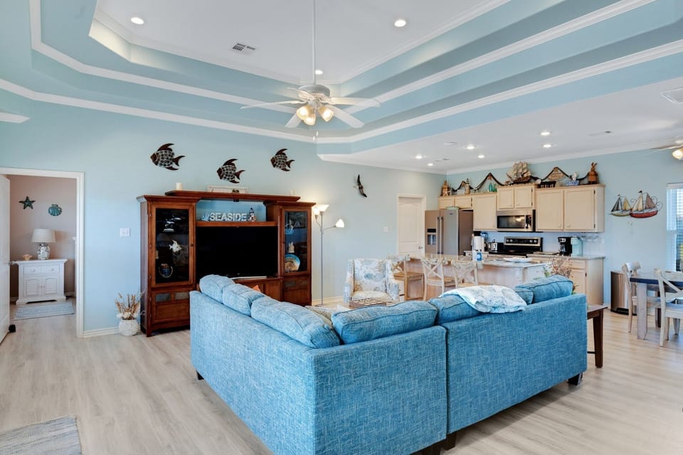 Furniture, Couch, Living Room, Room, Indoors