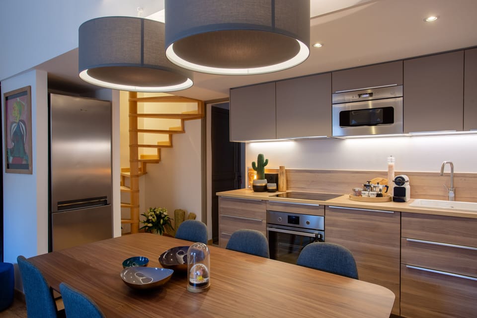 Kitchen & stairs to duplex bedroom and bathroom
Cuisine & escalier chambre SDB