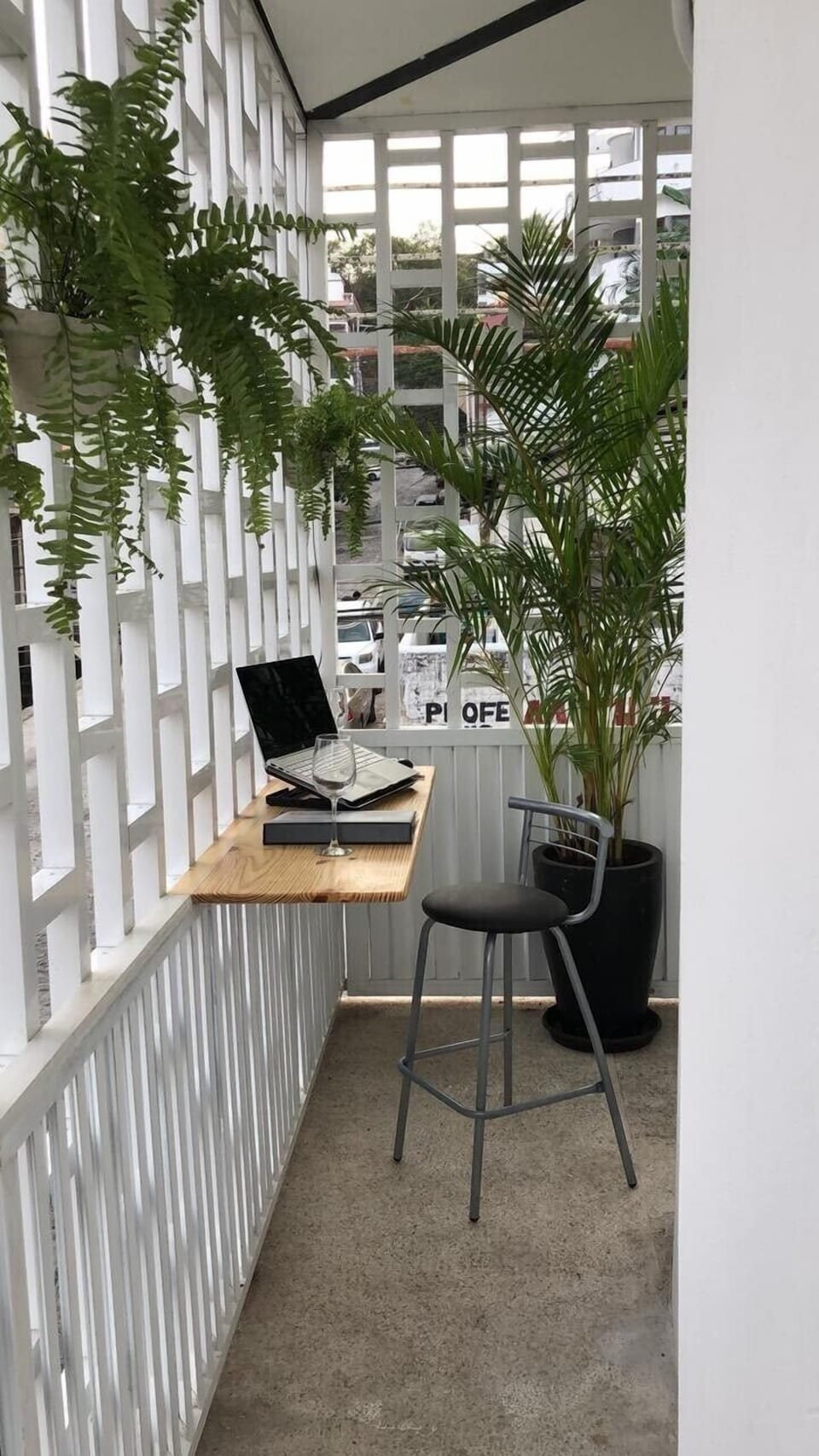 Welcome to your office -Great internet all around the apartment