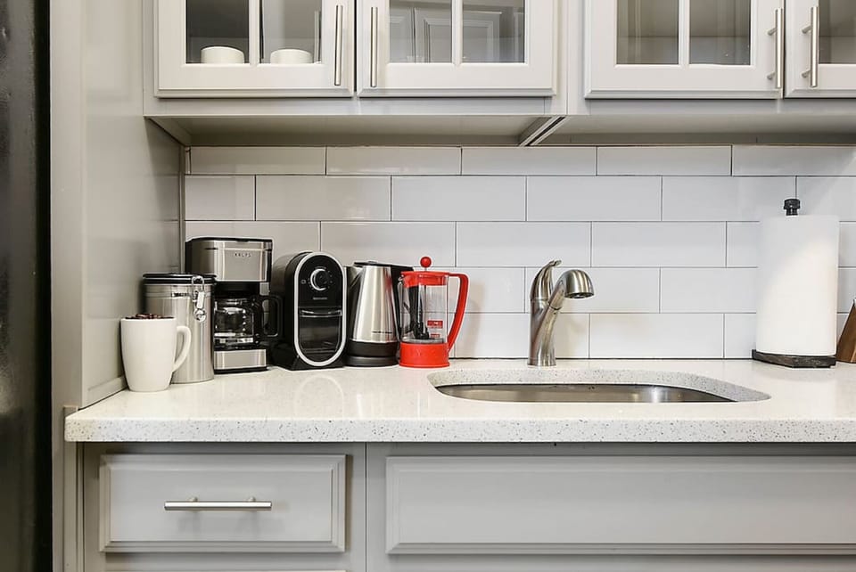 Kitchen essentials – coffee, tea & more await!