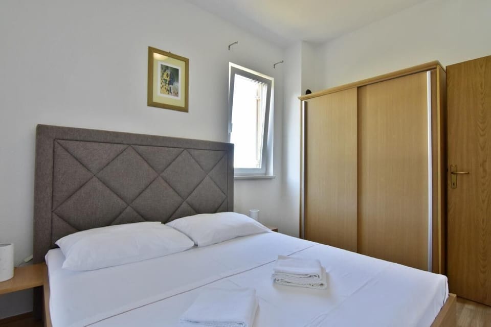 The bedroom with double bed 160x200 and a wardrobe.