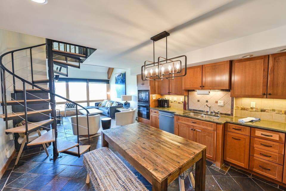 Eat-in kitchen with a dining room table for 6