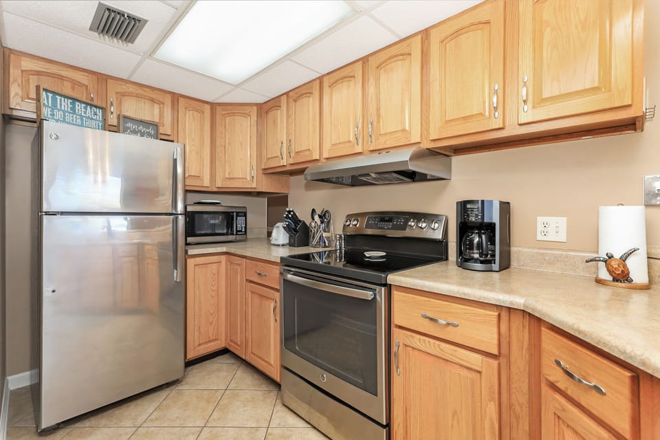 Fully appointed modern kitchen, so you can cook... or serve takeout!