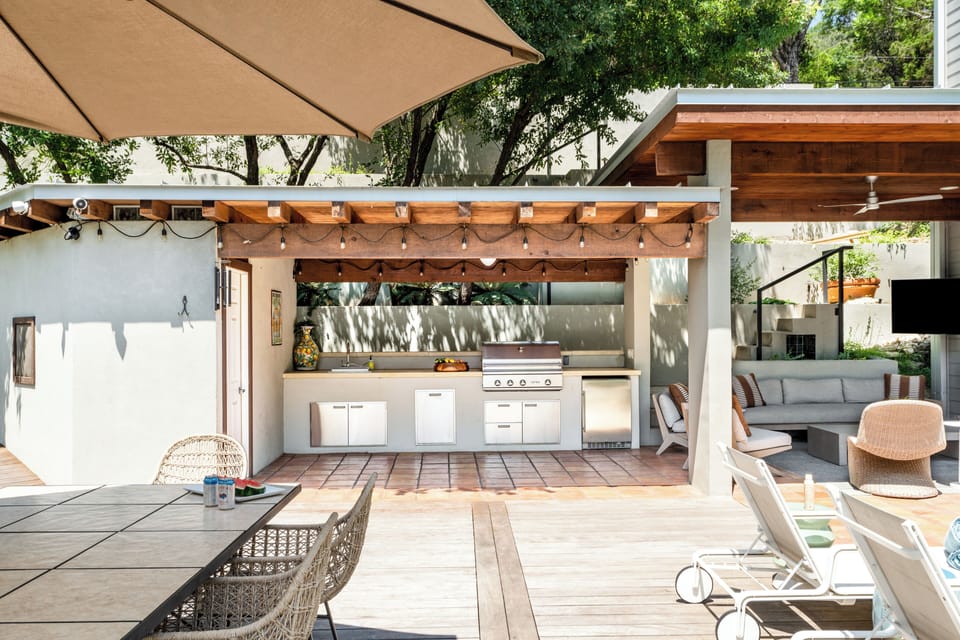 Overview of outdoor area facing back of property