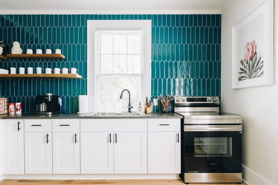 Aesthetically Beautiful designed Kitchen - Fully stocked