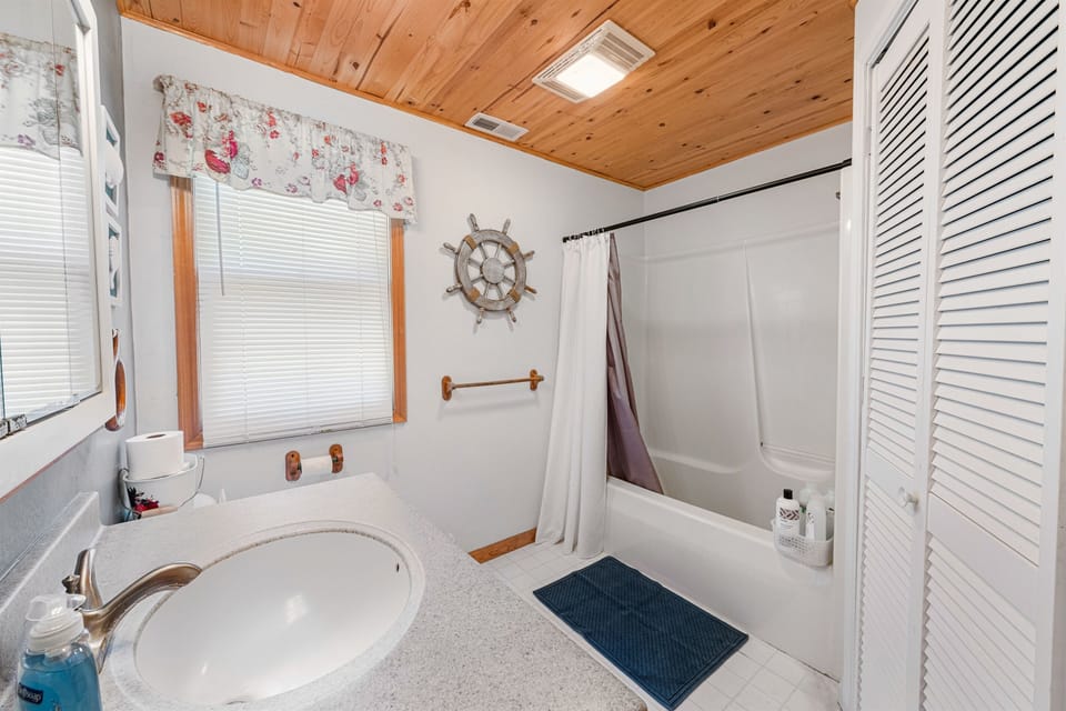 Full bathroom (off of the master bedroom)