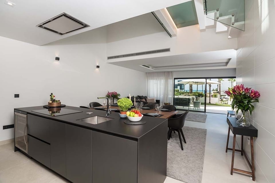 Close to dining for 10 persons