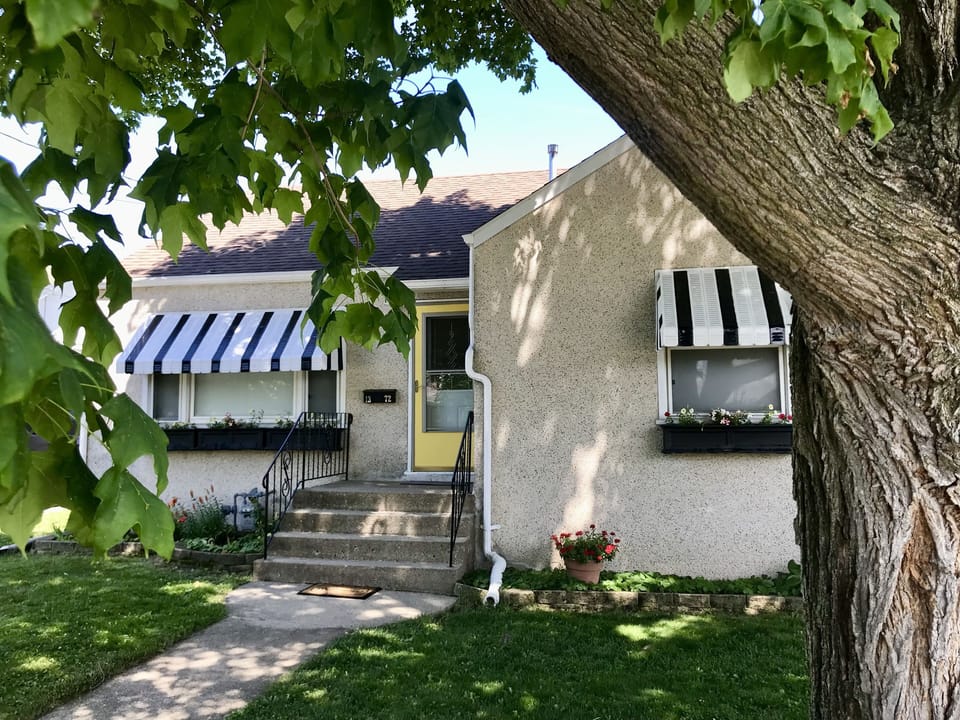 Cozy Home 10 Minutes to Starved Rock- Walk to Pool