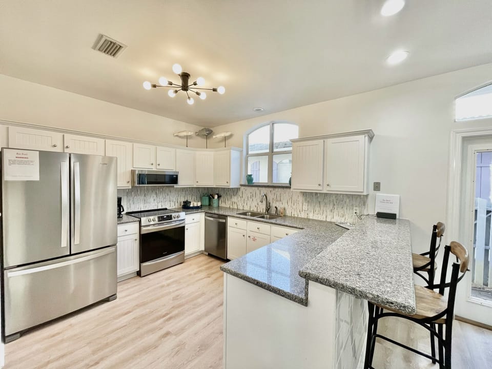 Fully equipped kitchen for you and your family to beach and eat!