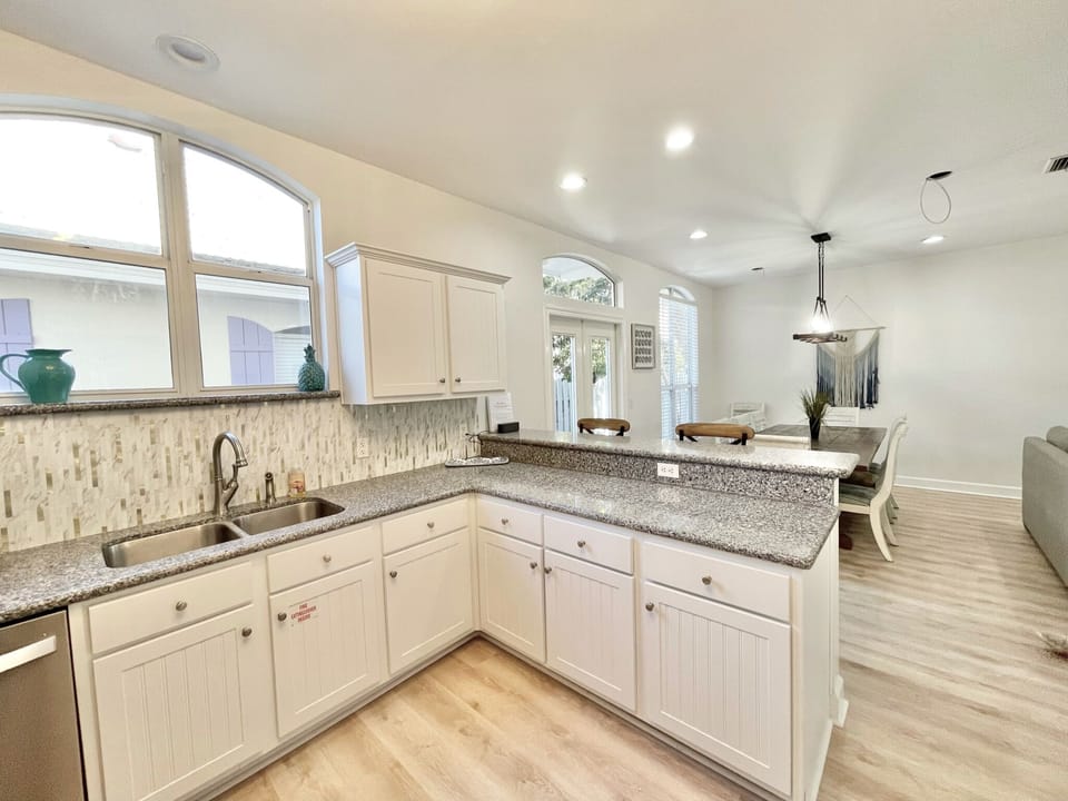 Breakfast bar with large dining table behind