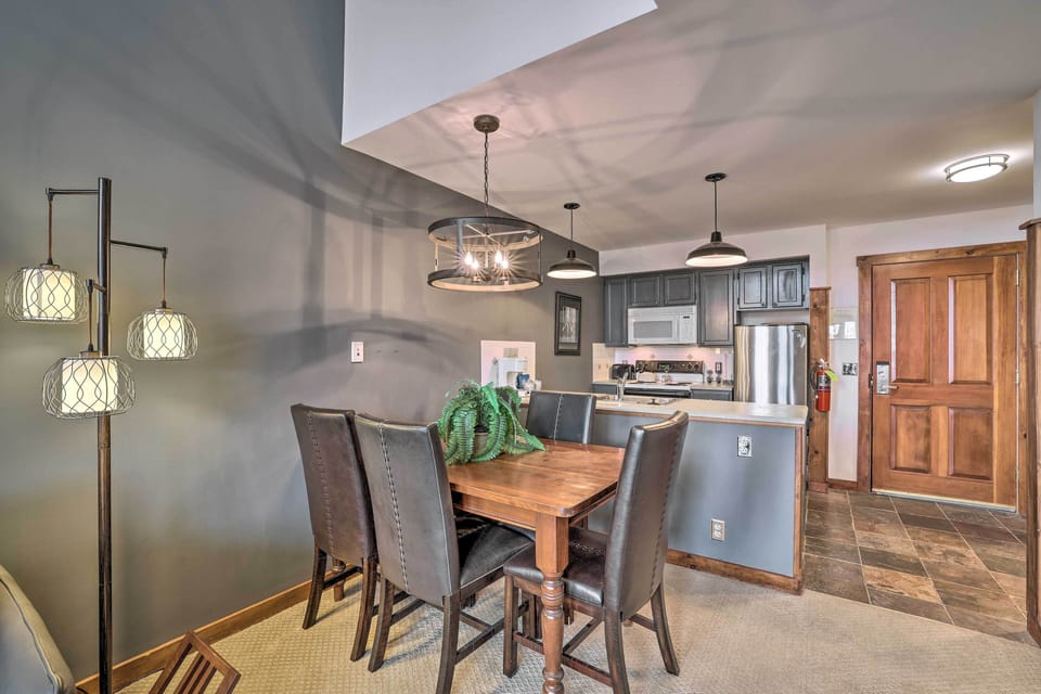 Dining Area | Dishes & Flatware Provided