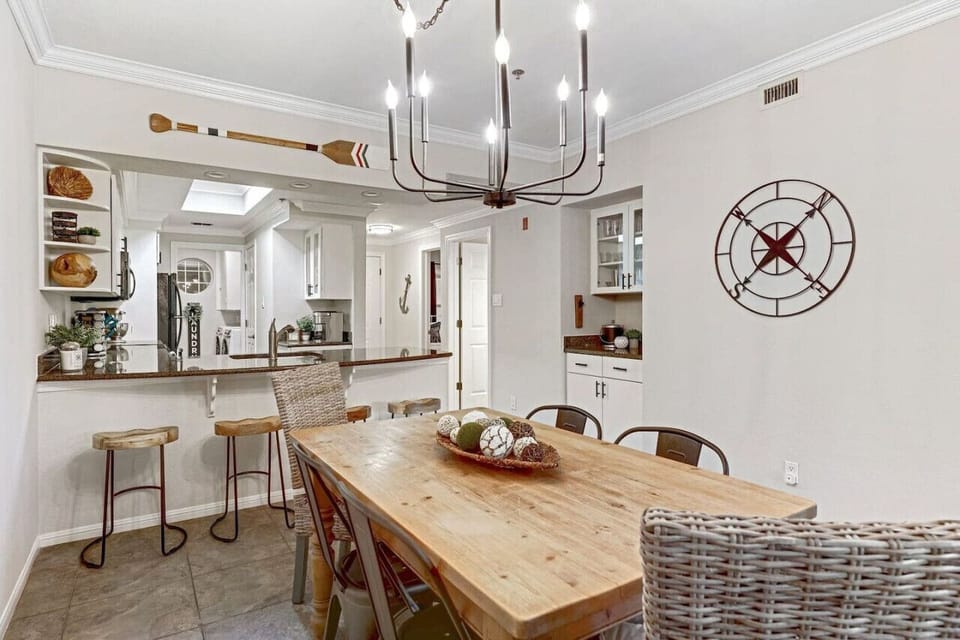 Make mealtimes easy for the whole crew—dining table plus breakfast bar, perfect for families and groups in Lago Vista.