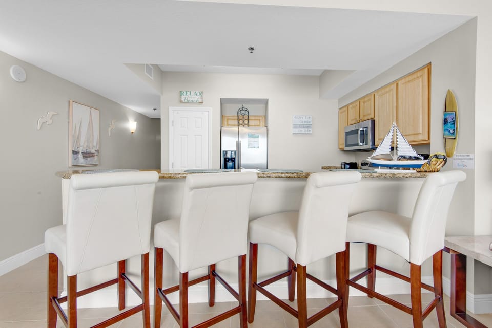 Eat-in bar seats 4