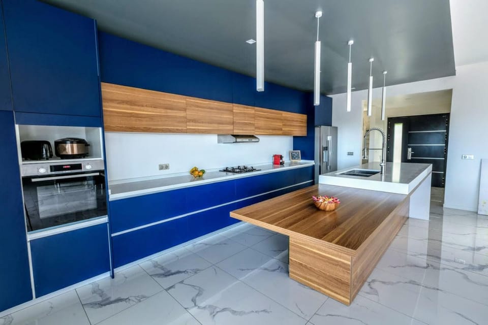 The kitchen, functional and spacious, opens onto the dining room and the living room.