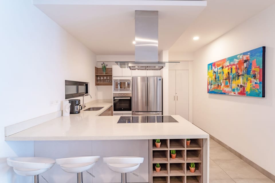 Fully equipped kitchen, with cutlery, blender, coffee maker, kettle, refrigerator, electric vitro-ceramic grill.