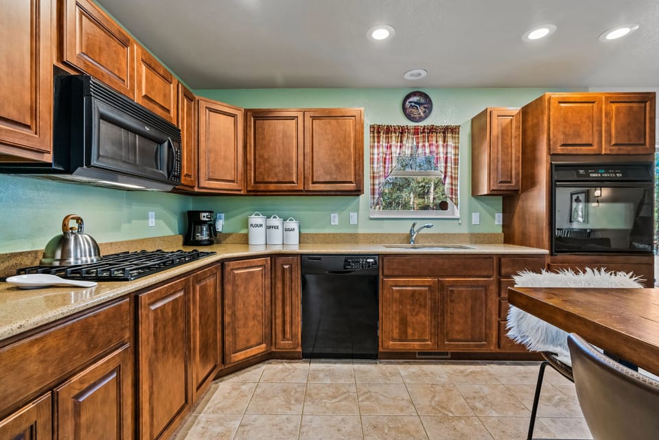 Kitchen- microwave, dishwasher, oven