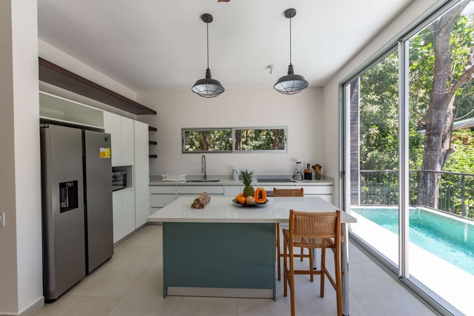 Spacious &amp; Modern Kitchen
