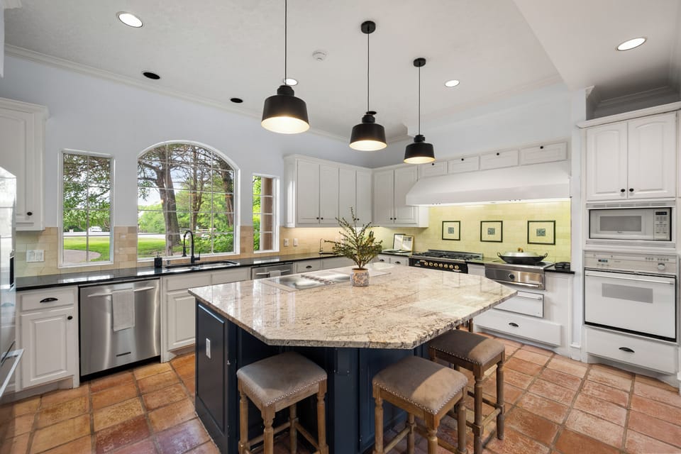 Commercial sized kitchen w/ built-in wok, double refrigerators, 2 ovens