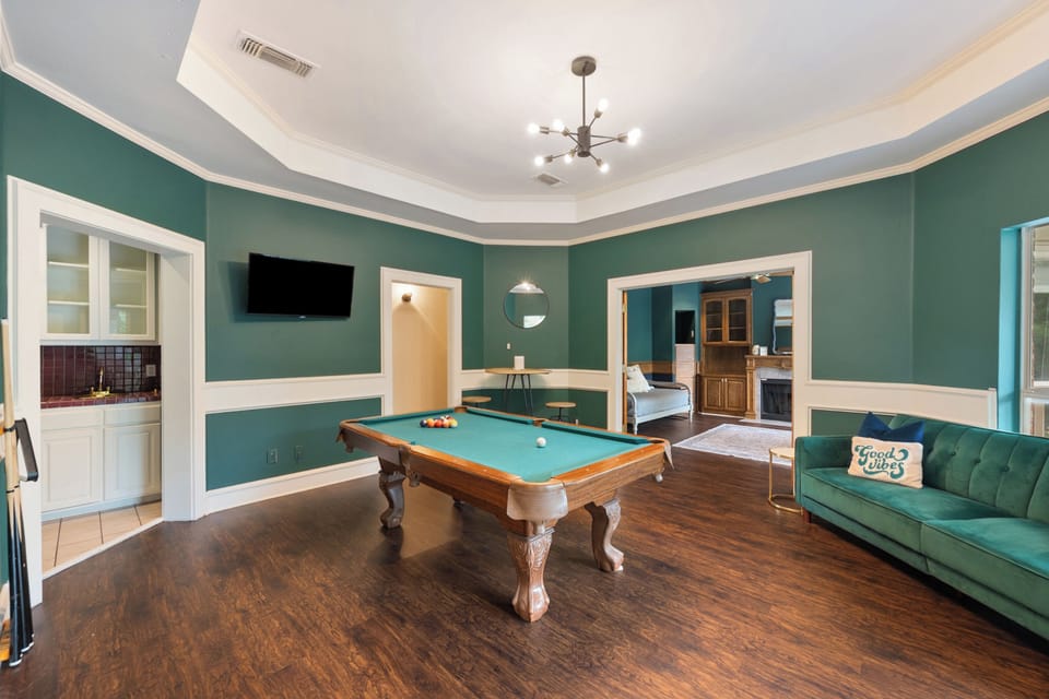 Upstairs billiard room w/ baloney, games, kitchenette, TV, sono speaker & futon