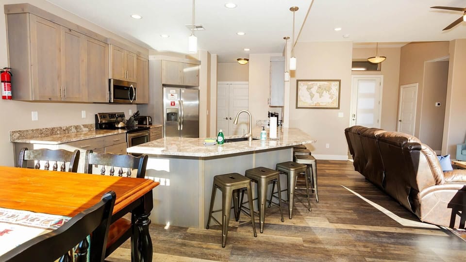Enjoy a pre-dinner drink or catch up on emails at the convenient counter bar while waiting for your meal to cook.