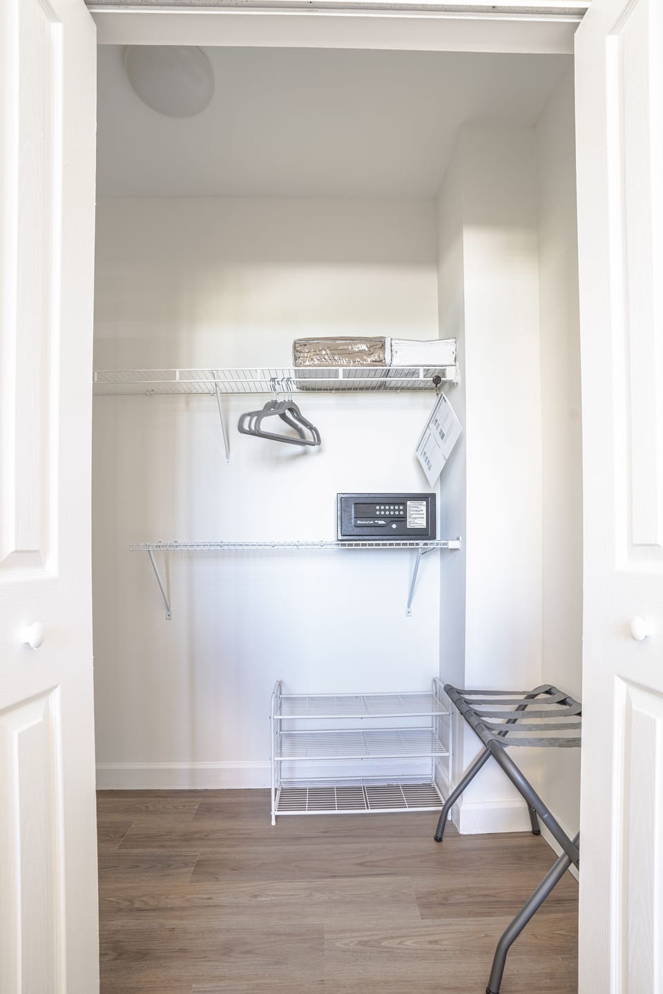 Master bedroom, safe luggage rack, walk in closet 