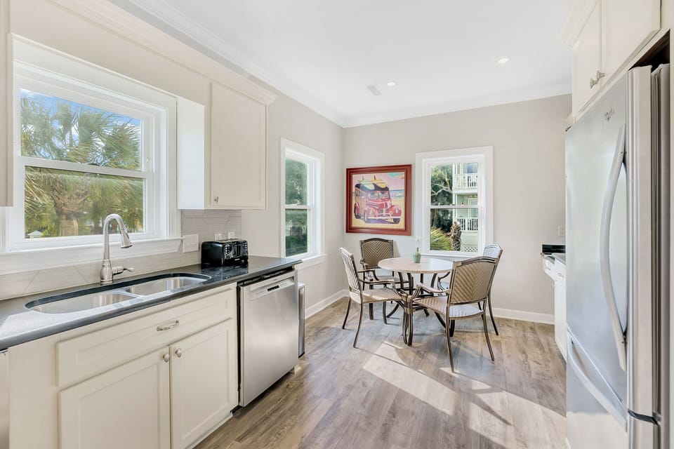 Fully Equipped Kitchen with Breakfast Table