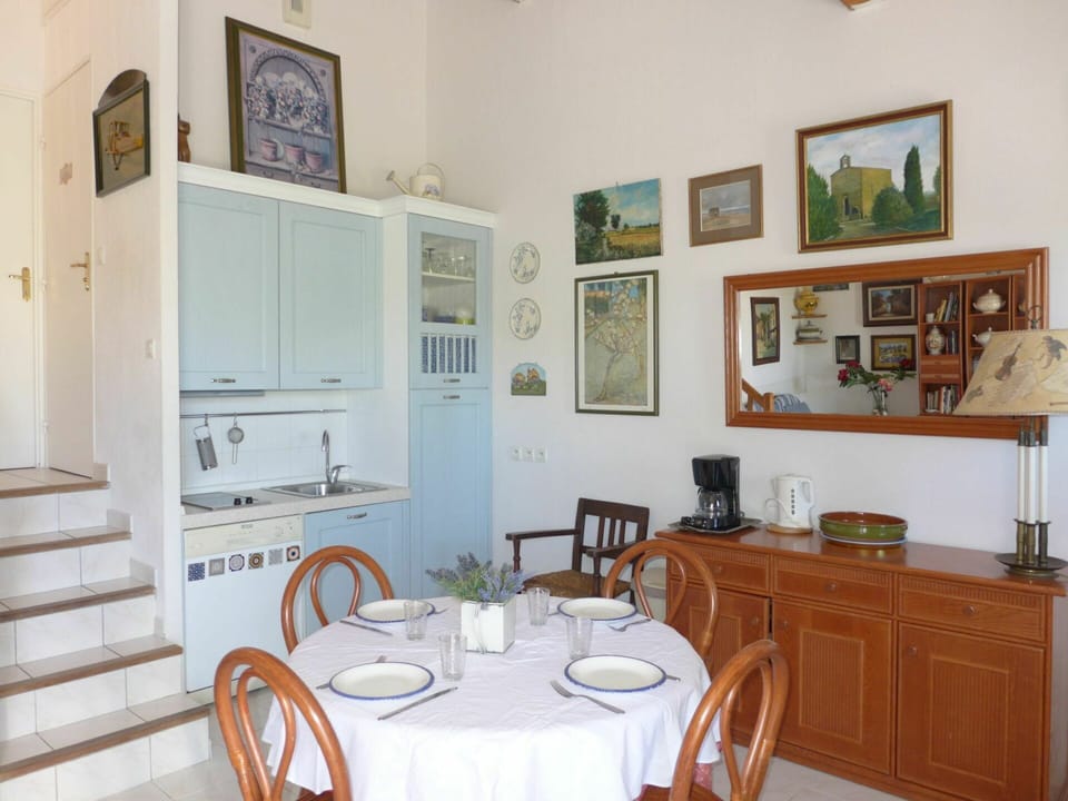 Table, Picture Frame, Furniture, Property, Chair, Interior Design, Tableware, Building, Wood, Kitchen & Dining Room Table