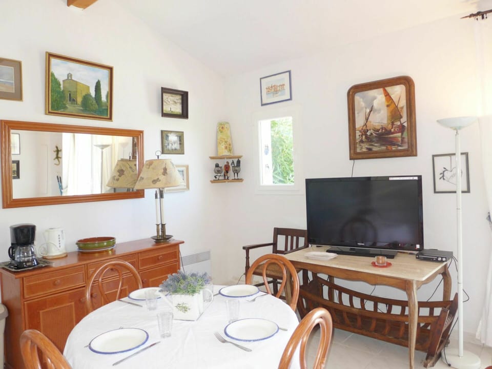 Table, Picture Frame, Furniture, Property, Plant, Chair, Lighting, Wood, Tableware, Interior Design