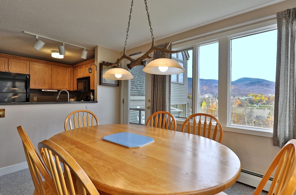 The dining area with beautiful mountain views