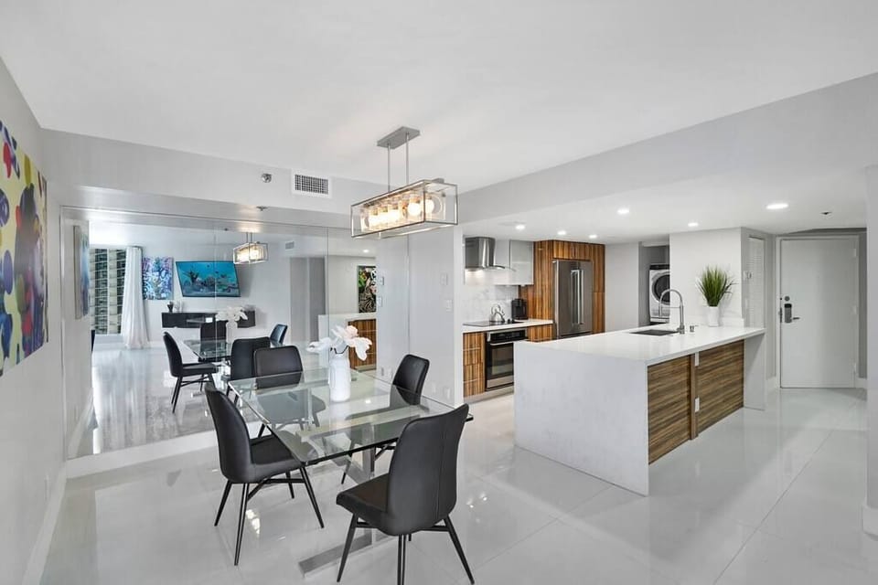 Dining room area, seating for 4, fully equipped kitchen with washer/dryer
