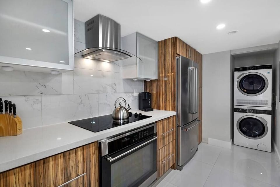 Fully equipped kitchen with washer/dryer