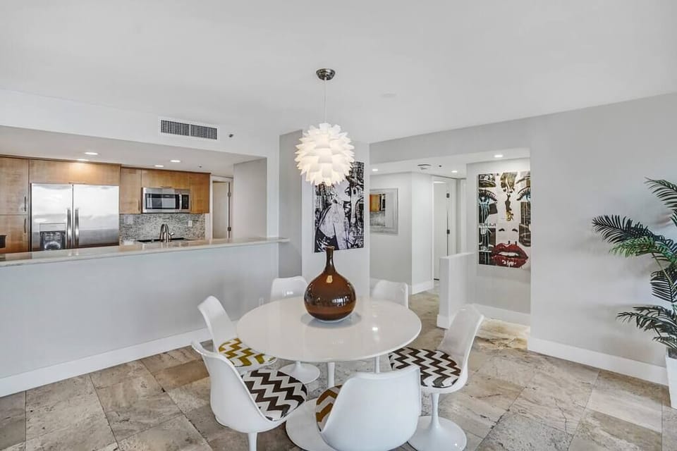 Dining area, , view into fully equipped kitchen with washer/dryer