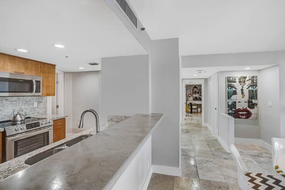 Fully equipped kitchen with washer/dryer