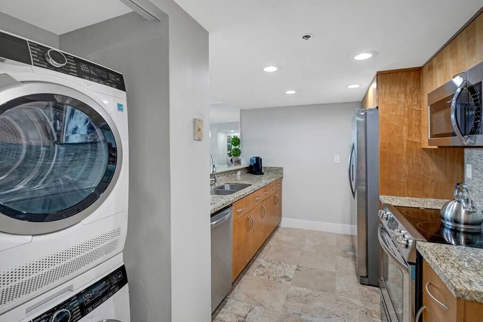 Fully equipped kitchen with washer/dryer