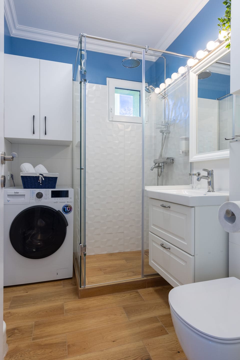 Walk in shower, Top quality materials and Modern Washing Machine with Dryer 