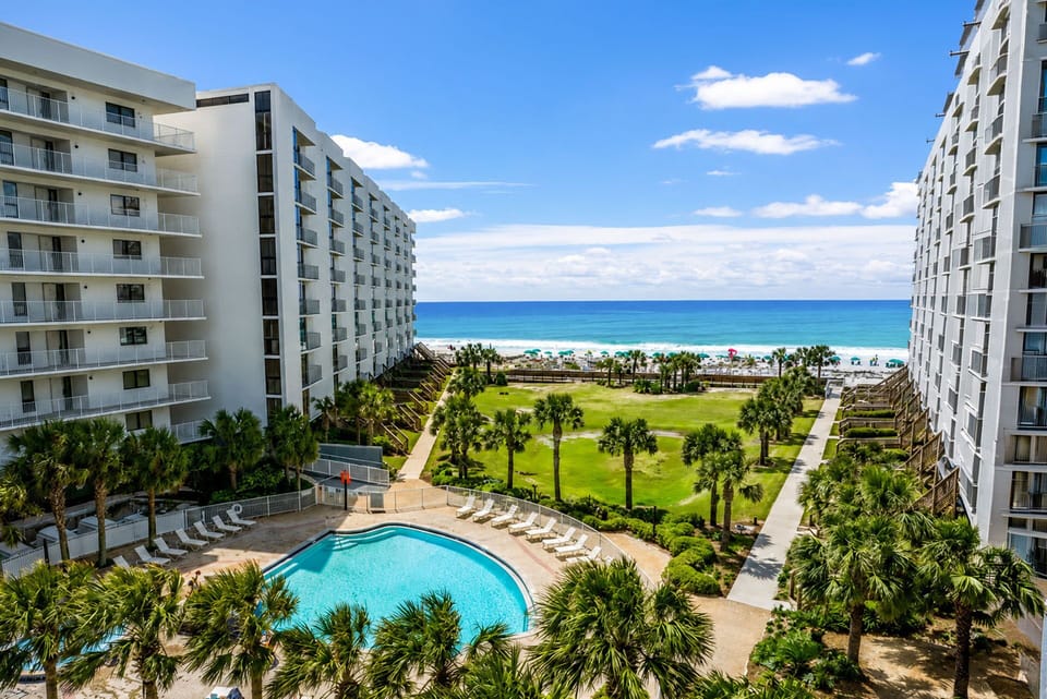 Mainsail Pool Alt