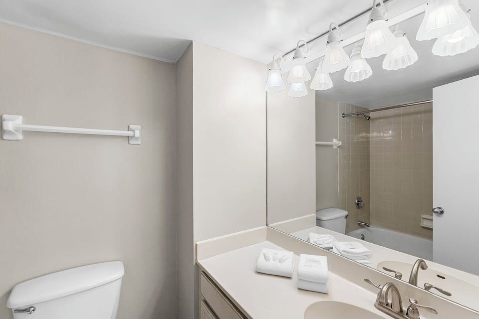 Mainsail 215 Guest Bathroom