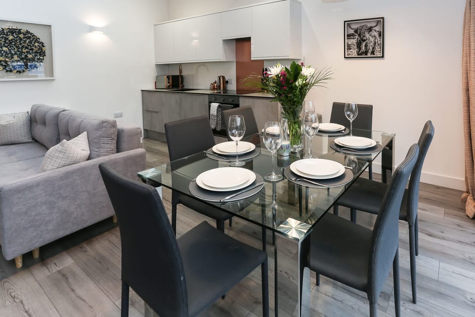 Property has everything you need for 6 people to have a meal 